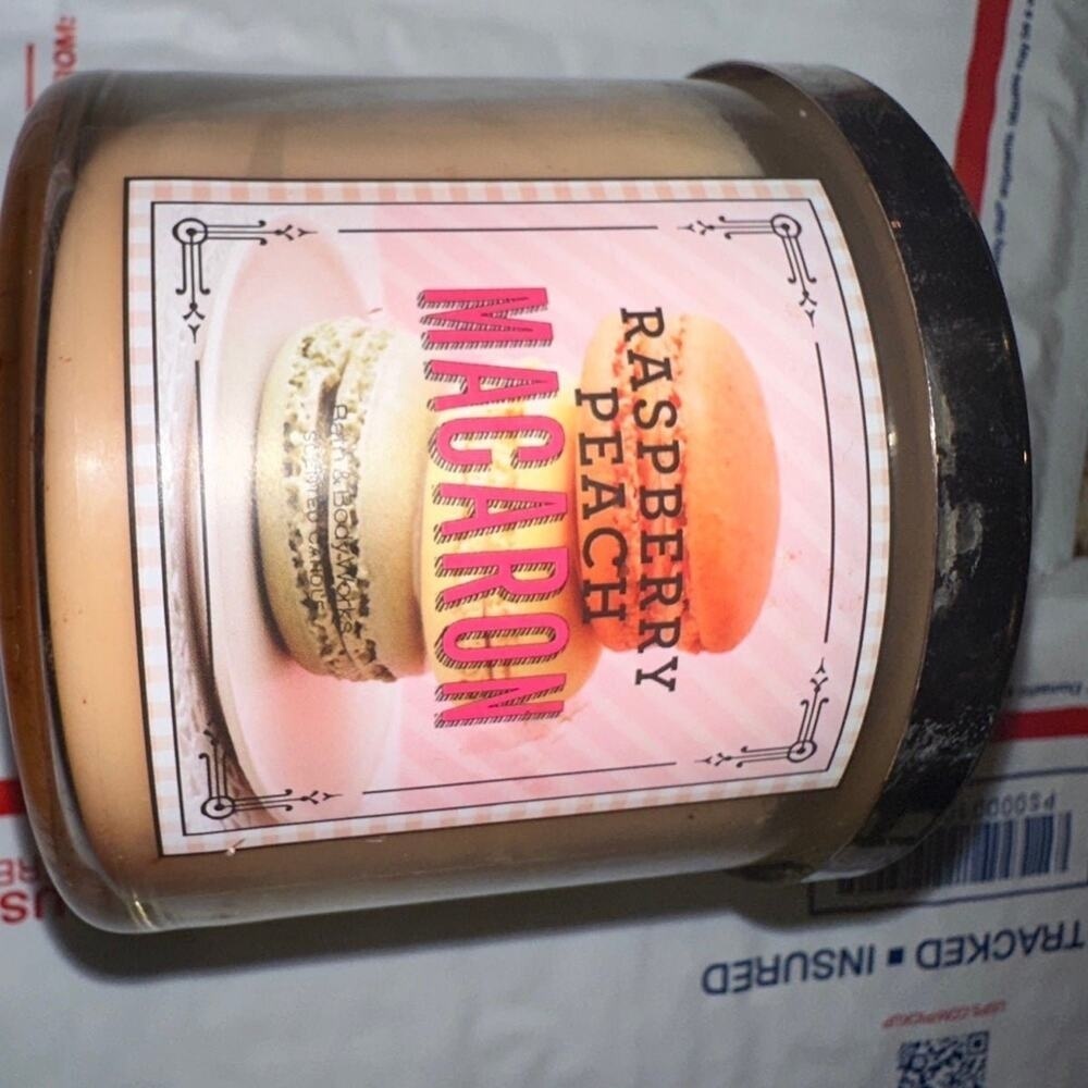Bath and Body Works Raspberry Peach Macaron 3 Wick Candle